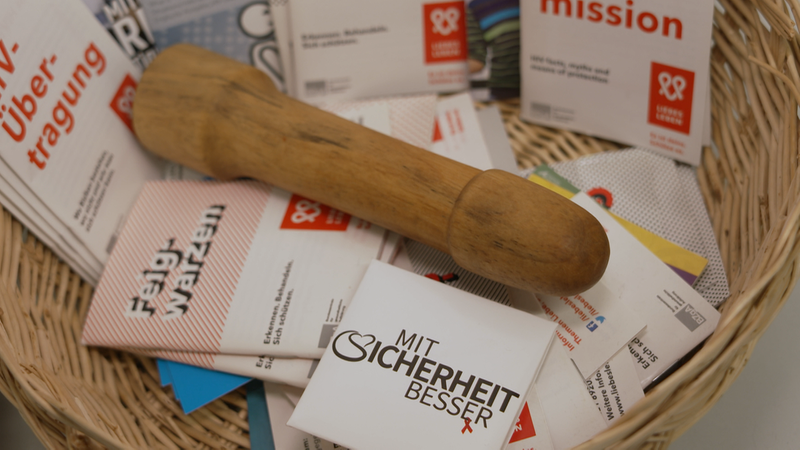Ein Körbchen mit Flyern zum Thema Geschlechtskrankheiten | Bild: BR Ein Körbchen mit Flyern zum Thema Geschlechtskrankheiten