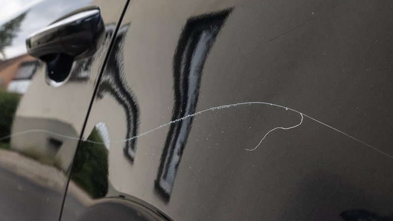(Symbolbild) Ein Lackkratzer ist an einem parkenden Fahrzeug. | Bild: pa/dpa/Swen Pförtner (Symbolbild) Ein Lackkratzer ist an einem parkenden Fahrzeug.