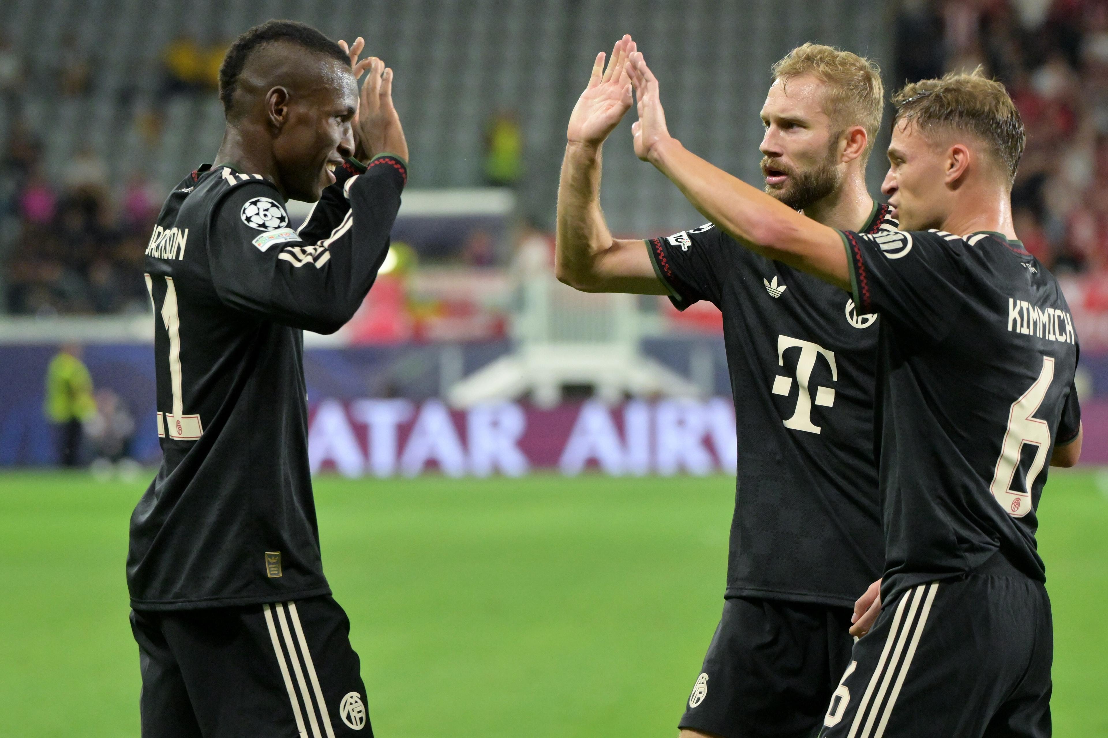 Konrad Laimer und Joshua Kimmich klatschen Nicolas Jackson ab