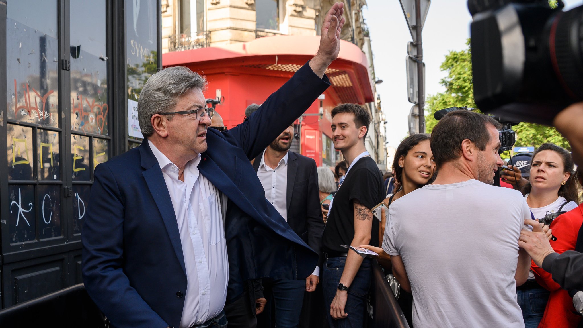 Jean-Luc Melenchon winkt seinen Anhängern zu. 