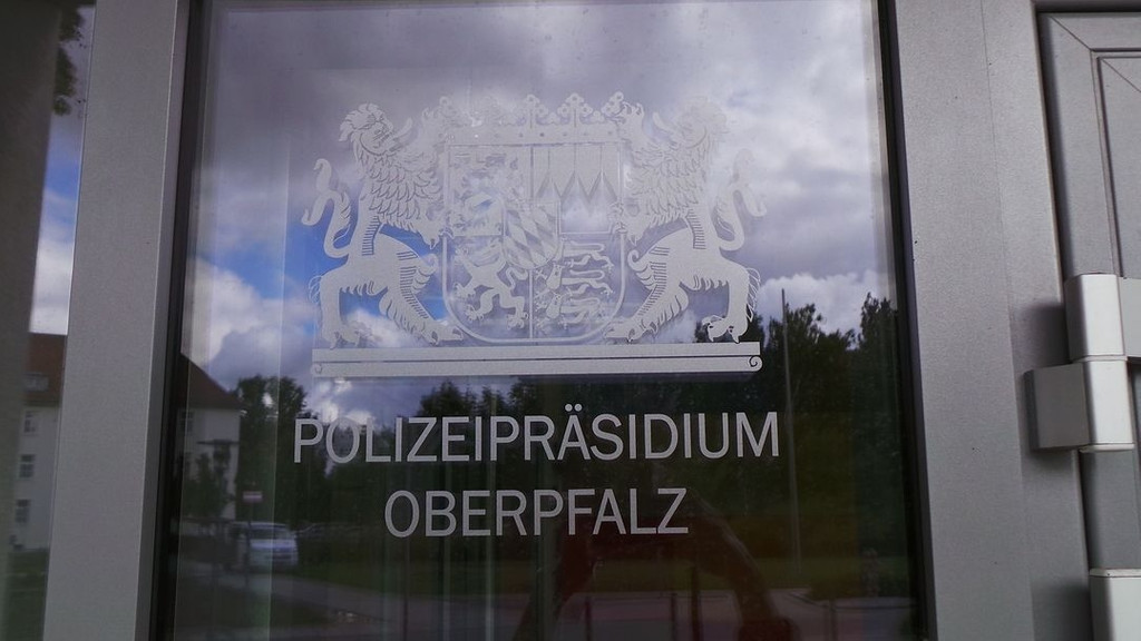 Eingangstüre Polizeipräsidium Oberpfalz in Regensburg in der Bajuwarenstraße.