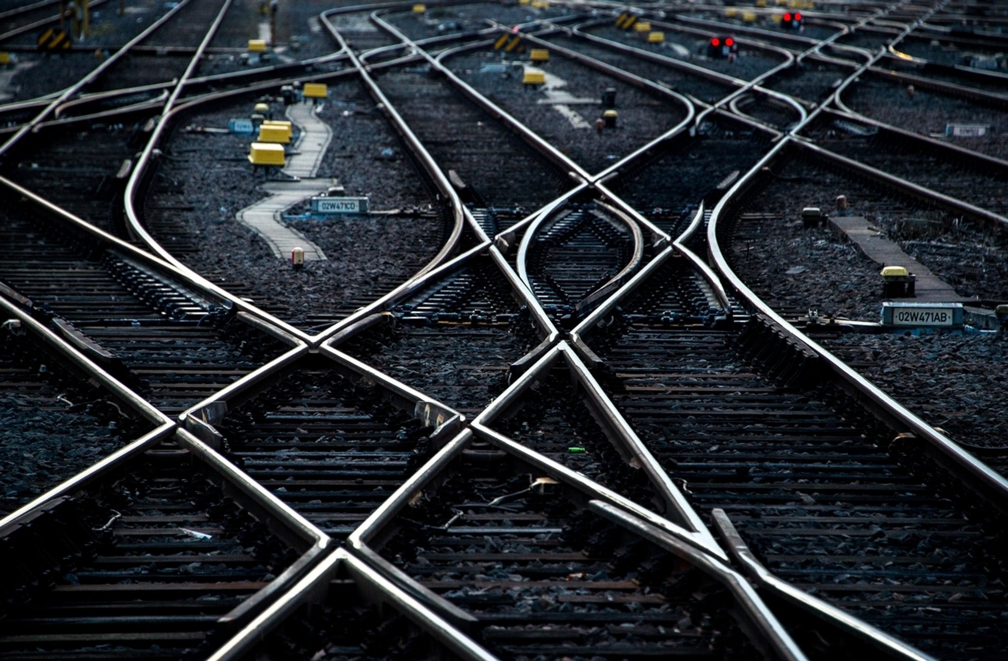 Schienen kreuzen sich auf einem Bahnhof