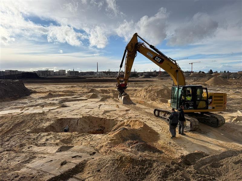 Ein Bagger und Arbeiter stehen am Fundort der Fliegerbombe aus dem Zweiten Weltkrieg in Nürnberg | Bild:Berufsfeuerwehr Stadt Nürnberg