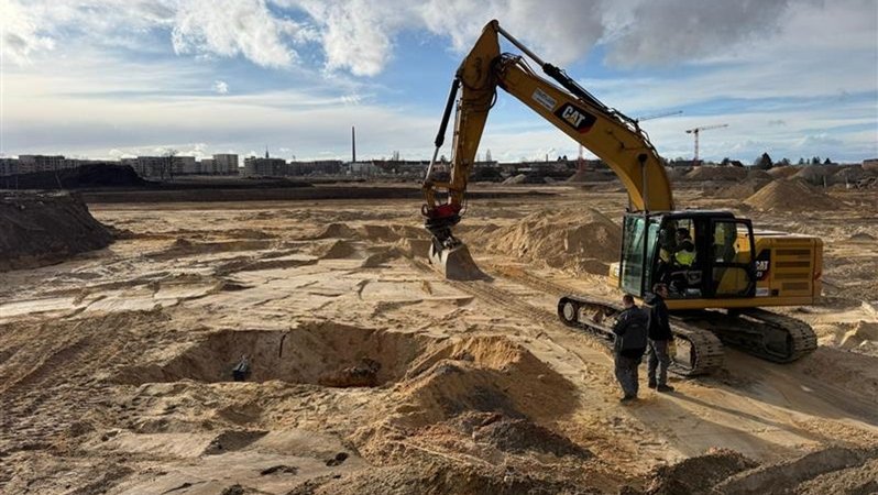 Ein Bagger und Arbeiter stehen am Fundort der Fliegerbombe aus dem Zweiten Weltkrieg in Nürnberg | Bild: Berufsfeuerwehr Stadt Nürnberg Ein Bagger und Arbeiter stehen am Fundort der Fliegerbombe aus dem Zweiten Weltkrieg in Nürnberg