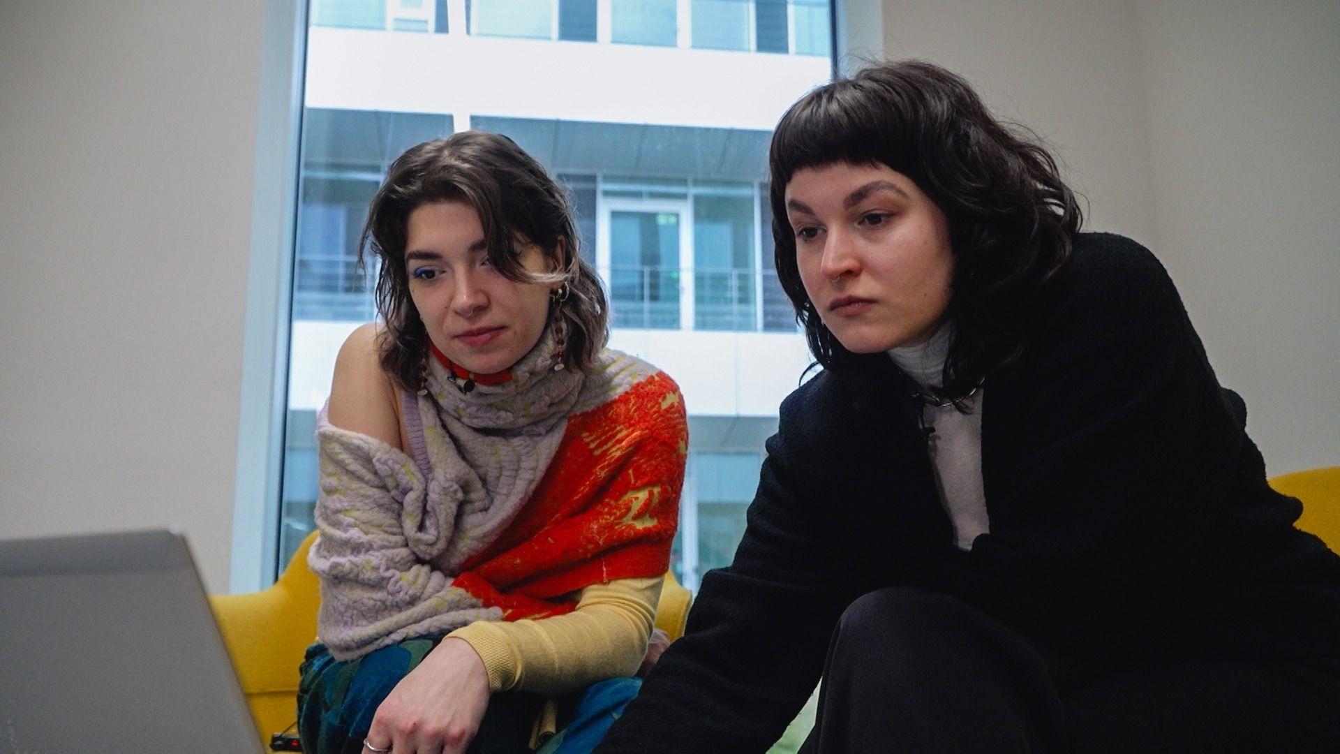 Lara und Elena sitzen vor einem Ticketportal für Konzertkarten