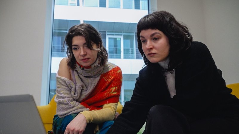 Lara und Elena sitzen vor einem Ticketportal für Konzertkarten | Bild: BR/Alexander Kleiner Lara und Elena sitzen vor einem Ticketportal für Konzertkarten