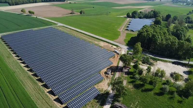 Der neue PV-Park in Holzheim (Bayern) produziert ab sofort grünen Strom. | Bild: dpa-Bildfunk/eprimo GmbH Der neue PV-Park in Holzheim (Bayern) produziert ab sofort grünen Strom.