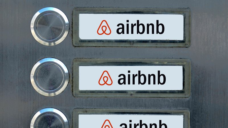 Airbnb Klingelschilder | Bild: picture alliance / ZB | Sascha Steinach Airbnb Klingelschilder