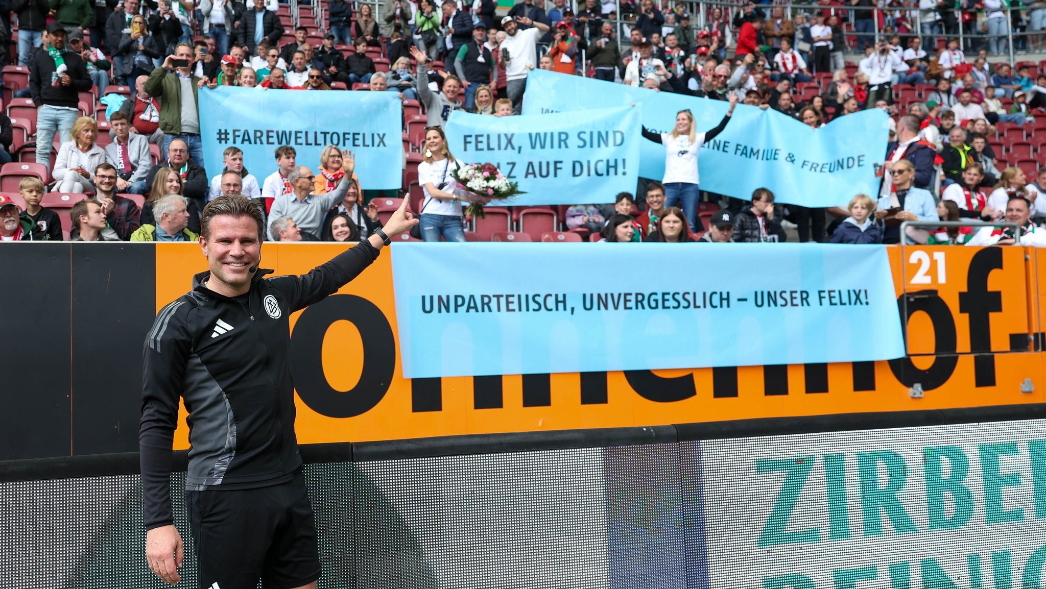 Felix Brych vor seinen "Fans" in Augsburg | Bild: picture-alliance/dpa Felix Brych vor seinen "Fans" in Augsburg