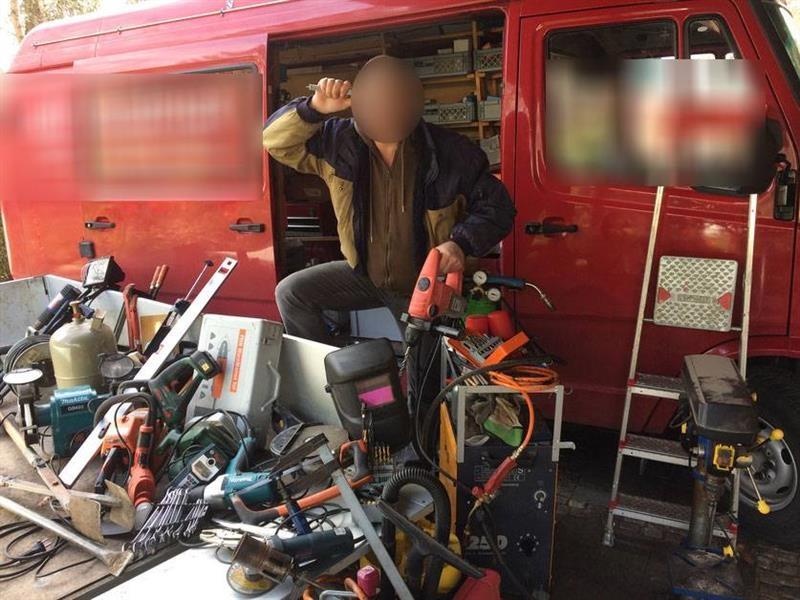 Handwerker Martin P. vor seinem Kleinlaster