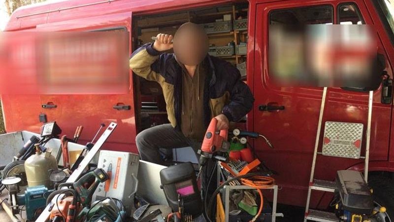 Handwerker Martin P. vor seinem Kleinlaster | Bild: Privat Handwerker Martin P. vor seinem Kleinlaster