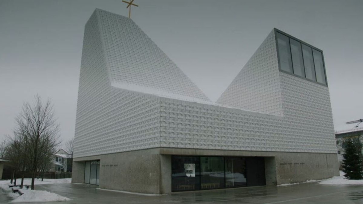 Die Poinger Pfarrkirche, wie sie "in echt" aussieht – und mehrere Architekturpreise abgeräumt hat.