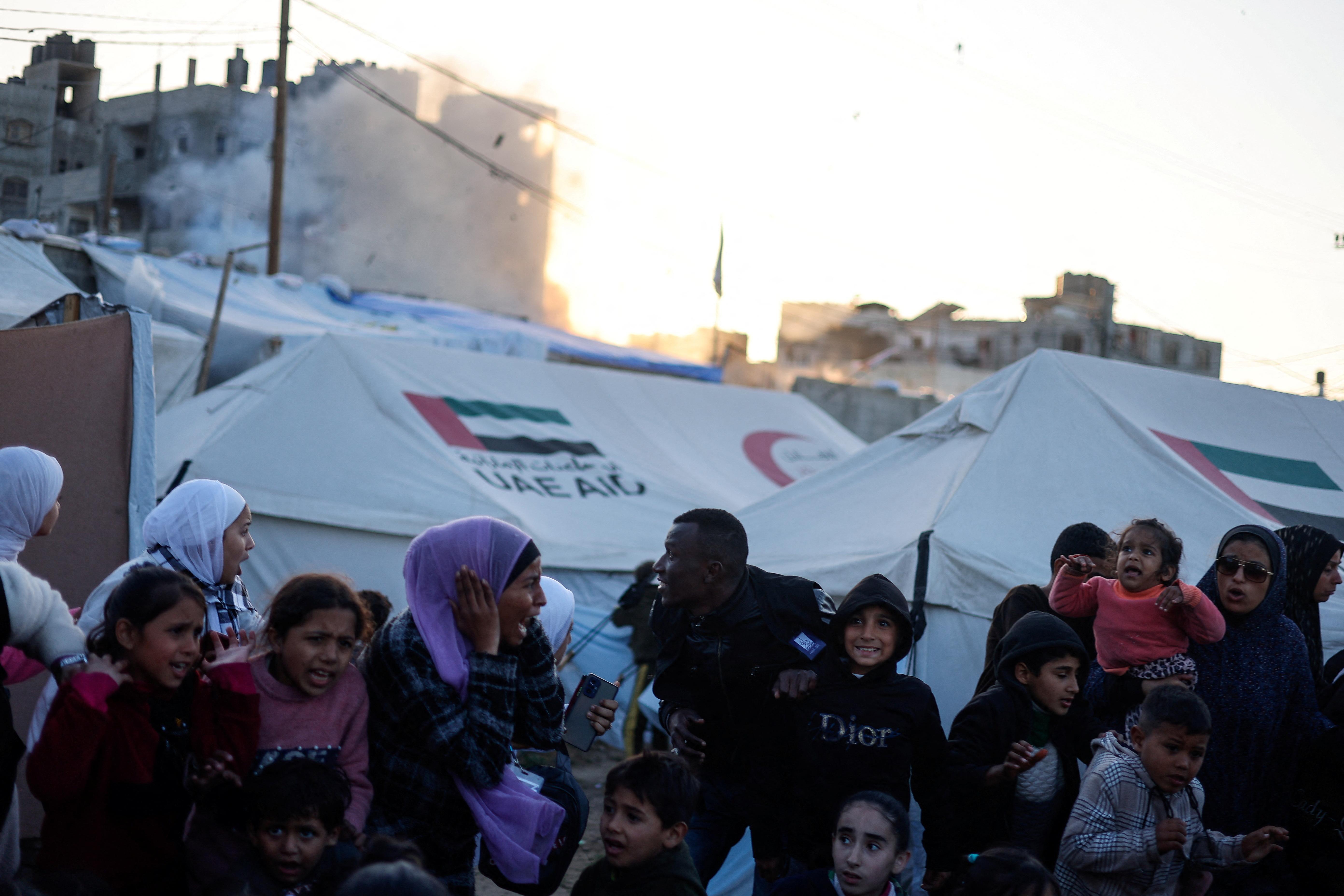 Palästinensische Flüchtlinge nach einem israelischen Luftangriff in Rafah (07.02.2024).