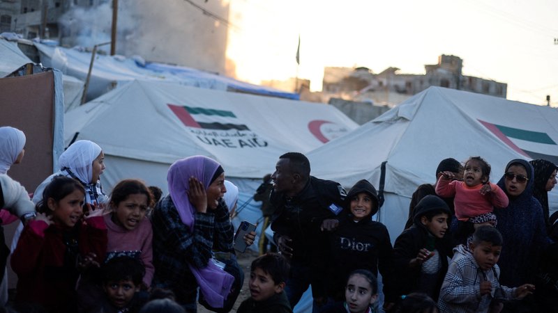 Palästinensische Flüchtlinge nach einem israelischen Luftangriff in Rafah (07.02.2024).