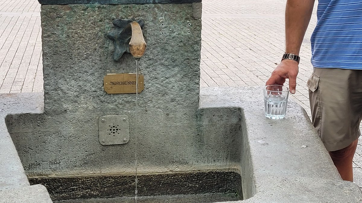Marktbärbel-Brunnen am Unteren Markt in Würzburg mit Aufschrift "Trinkbrunnen"