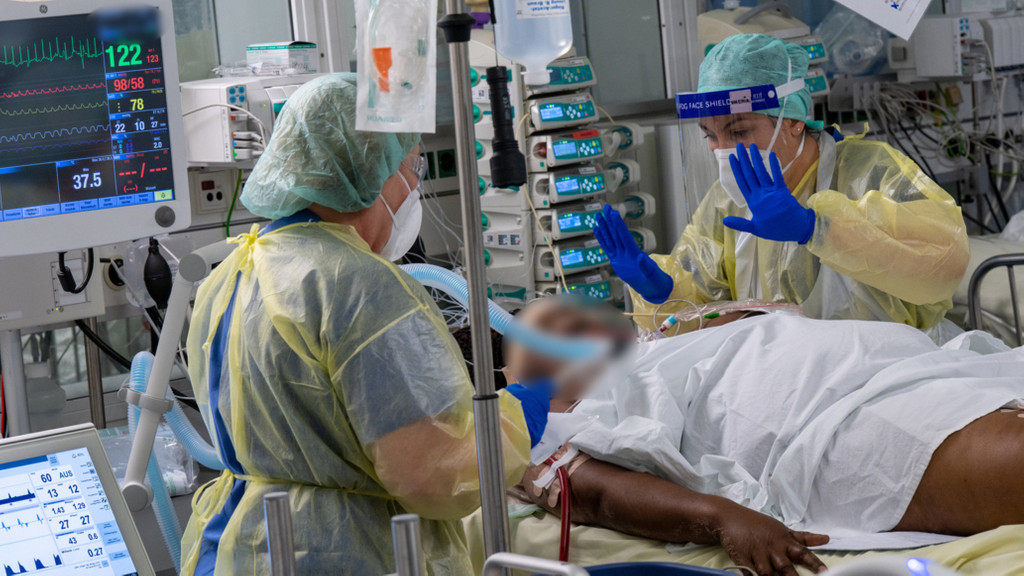 Ein Patient wird auf der Covid-19-Intensivstation des Klinikum ·Rechts der Isar· von Fachkräften medizinisch betreut.