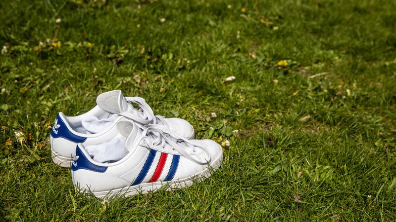 Ein Paar Sneaker in einer Wiese. | Bild: BR/Markus Konvalin Ein Paar Sneaker in einer Wiese.