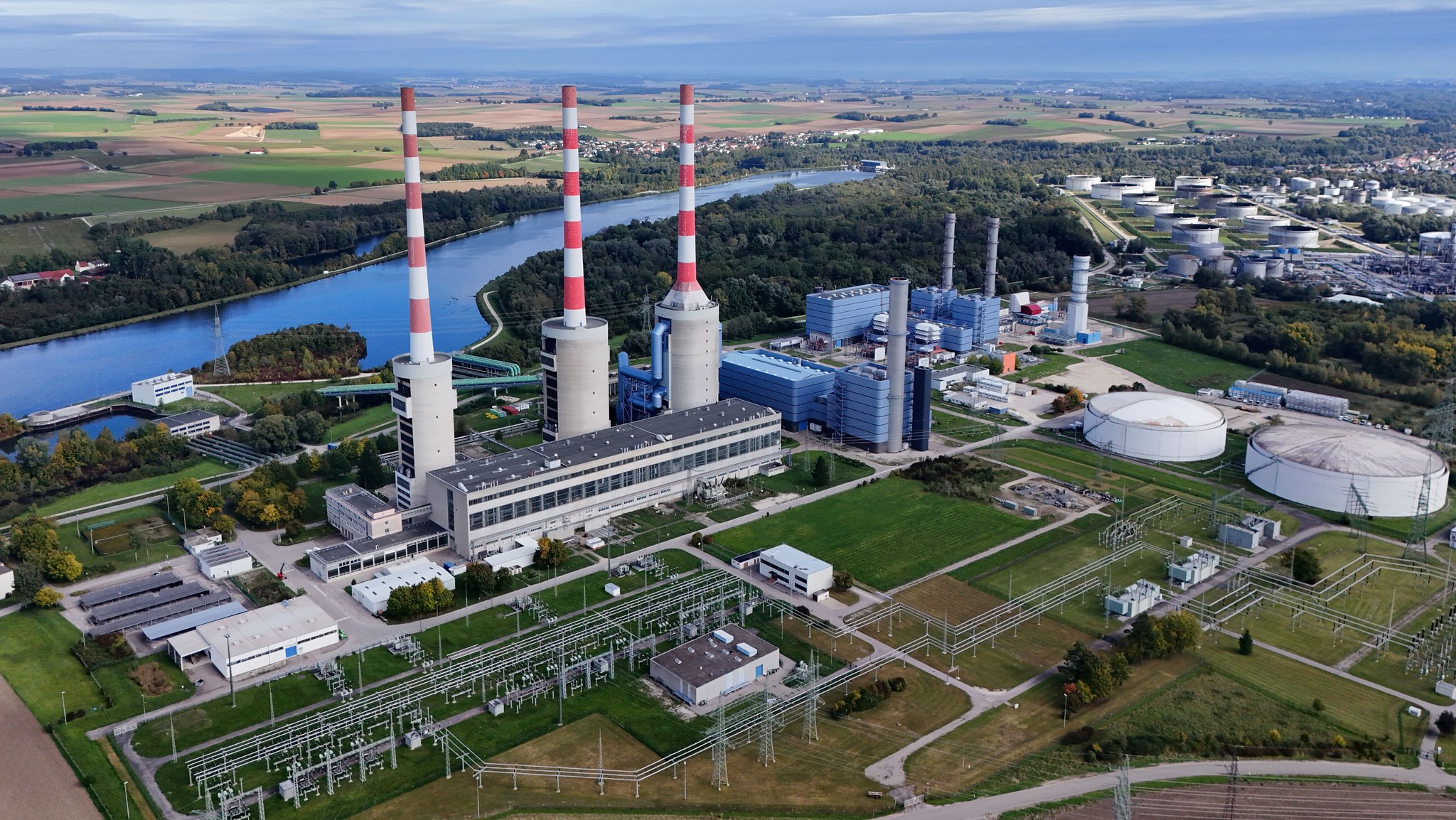 Gegen Stromausfall bei Dunkelflauten sollen Gaskraftwerke gebaut werden, die auch Wasserstoff verbrennen können. Zu teuer und aufwendig, kritisieren Forschende. | Bild: picture alliance / SvenSimon / Frank Hoermann / SVEN SIMON Gegen Stromausfall bei Dunkelflauten sollen Gaskraftwerke gebaut werden, die auch Wasserstoff verbrennen können. Zu teuer und aufwendig, kritisieren Forschende.