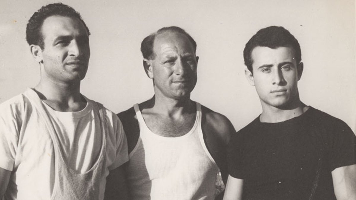 Yakov  Springer (Mitte) 1959 mit seinen Schülern Gazi Cohen und Edward Marom am  Wingate Institut in Netanya.