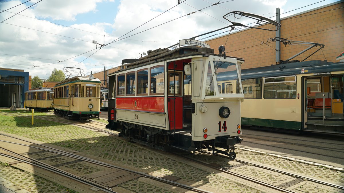 So sahen sie aus, die ersten elektrischen Trams, die im 19. Jahrhundert erstmals durch Augsburg rollten.