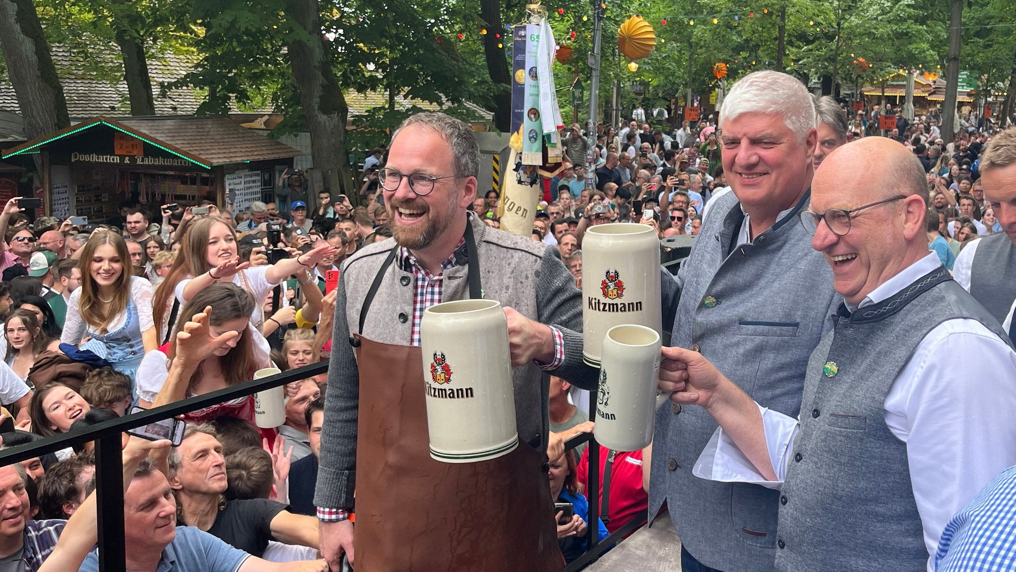 Oberbürgermeister Florian Janik nach dem Bieranstich auf der Erlanger Bergkirchweih. | Bild: BR / Daniel Peter Oberbürgermeister Florian Janik nach dem Bieranstich auf der Erlanger Bergkirchweih.