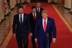 dpatopbilder - 21.06.2025, USA, Washington: US-Präsident Donald Trump (r) kommt zu einer Ansprache im East Room des Weißen Hauses in Washington, nachdem das US-Militär drei iranische Nuklear- und Militäranlagen angegriffen hat und sich damit direkt den Bemühungen Israels anschließt, das iranische Atomprogramm zu kappen. Dahinter gehen US-Vizepräsident JD Vance (l-r), US-Außenminister Marco Rubio und US-Verteidigungsminister Pete Hegseth. Foto: Carlos Barria/Reuters Pool via AP/dpa +++ dpa-Bildfunk +++ | Bild:dpa-Bildfunk/Carlos Barria