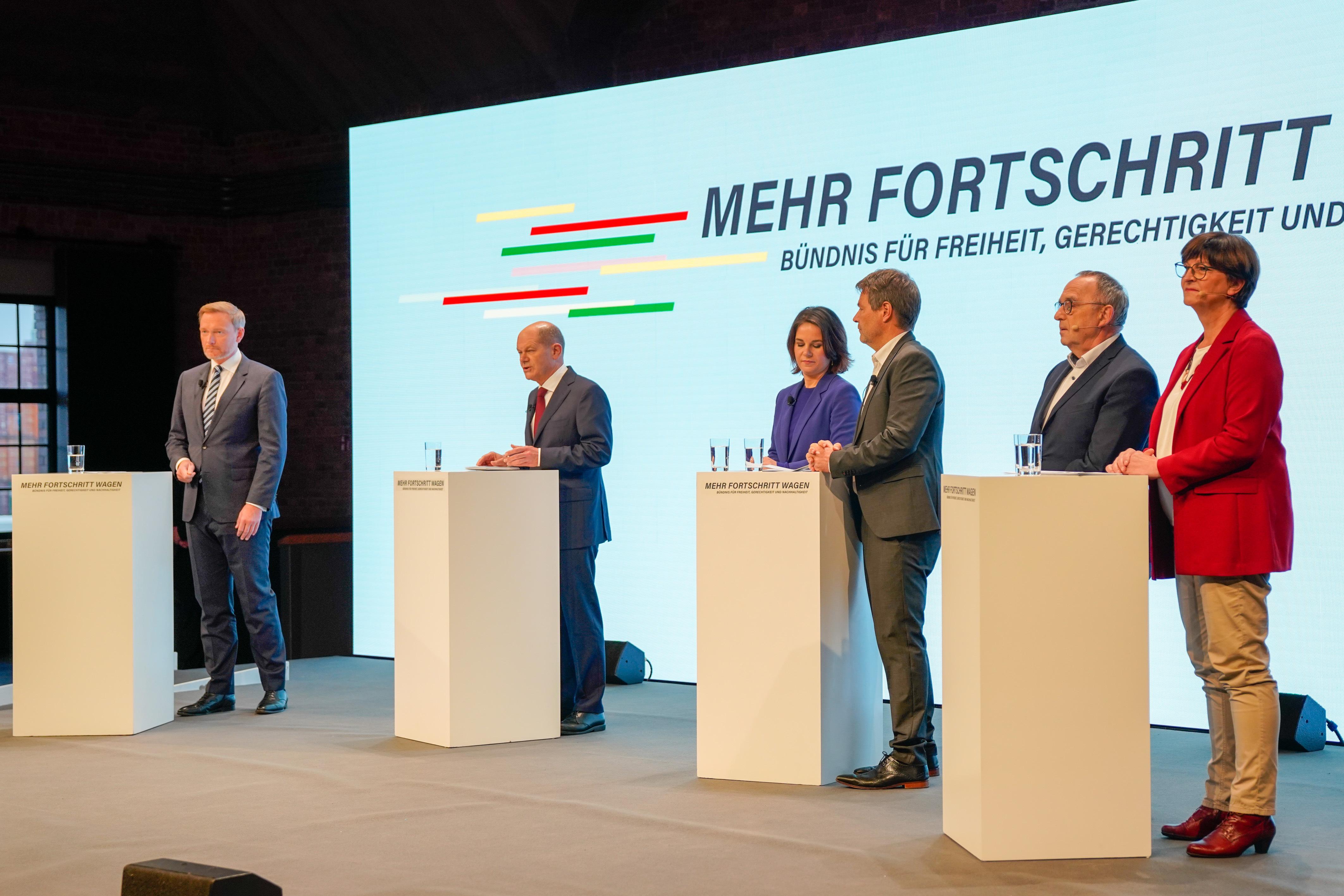 Berlin, 24.11.21: Die Ampel stellt ihren Koalitionsvertrag vor – mit Lindner, Scholz, Baerbock, Habeck, Walter-Borjans und Esken (v.l.n.r.). | Bild:pa/Fotostand/Reuhl