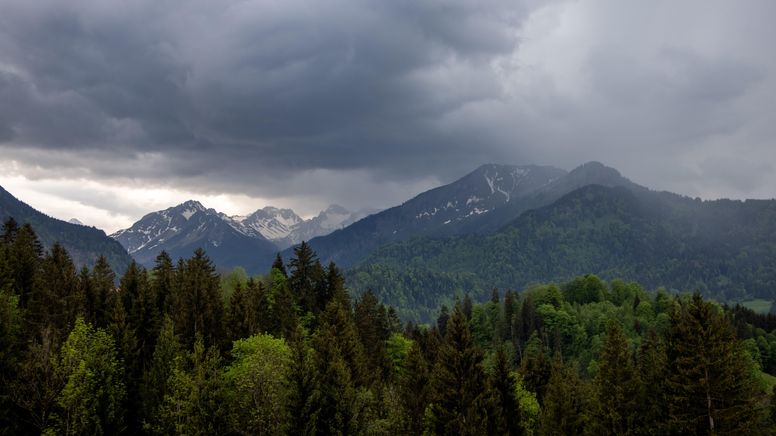 Archivbild: Wolken über den bayerischen Alpen | Bild:picture alliance / Jan Eifert | Jan Eifert