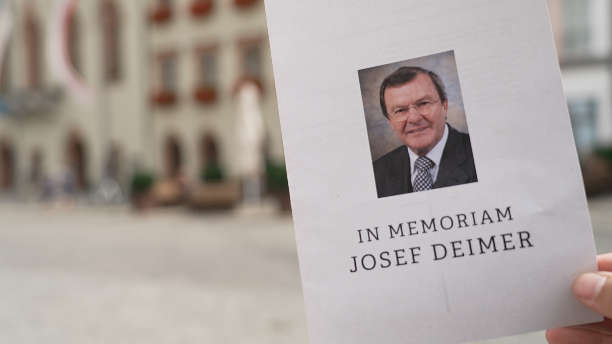 Trauerkarte des verstorbenen Alt-OB Josef Deimer vor dem Rathaus in Landshut.