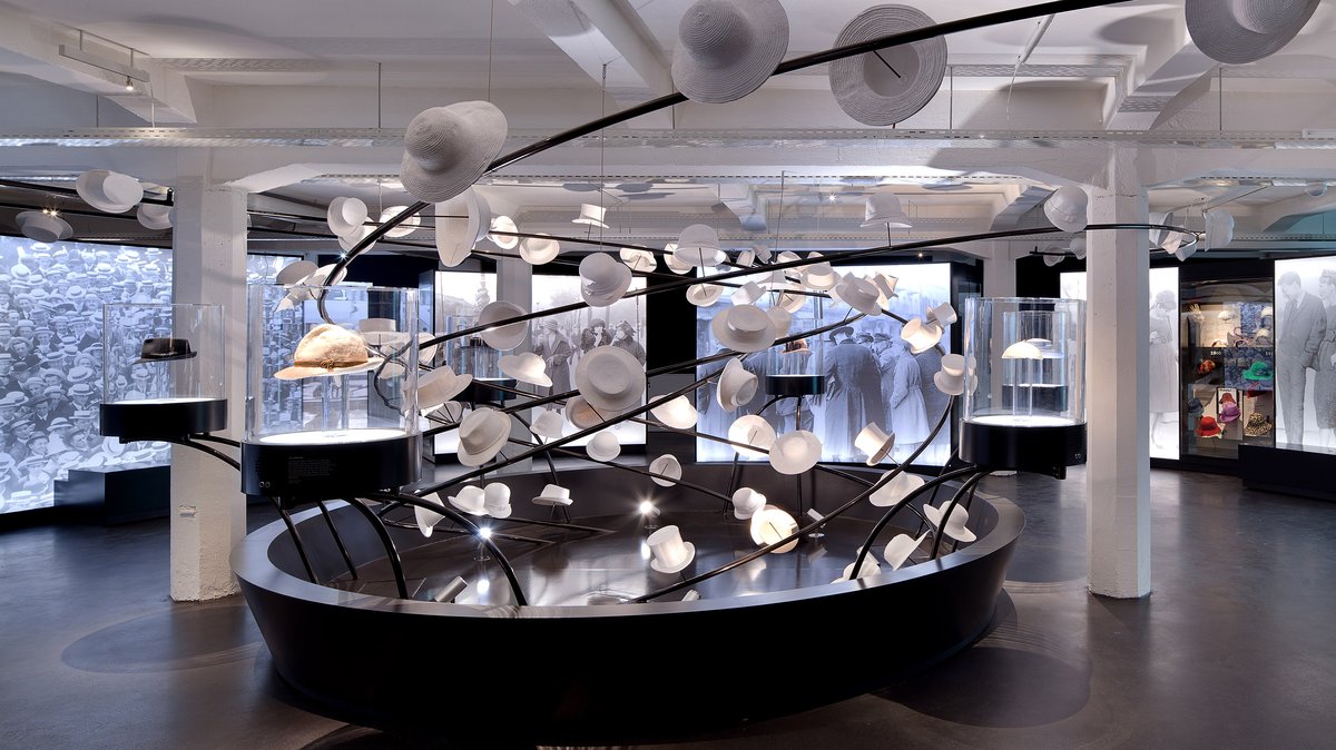 Im virtuellen Museum: Die Perlbeutelstrickerin bei der Arbeit