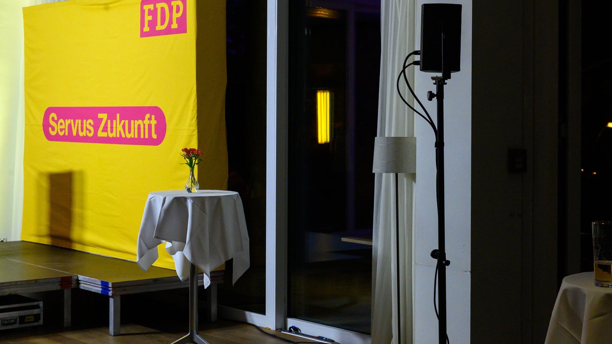 Die Bühne bei der FDP-Landtagswahl-Party in München am 09.10.23