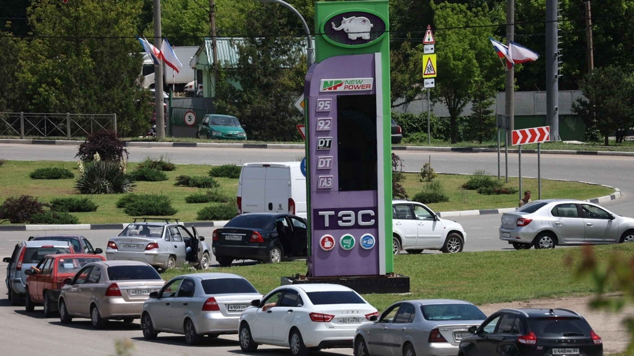ARCHIV - 12.06.2026, Ukraine, Simferopol: An einer Tankstelle in Simferopol auf der Krim stehen Autos Schlange. | Bild: dpa-Bildfunk/- ARCHIV - 12.06.2026, Ukraine, Simferopol: An einer Tankstelle in Simferopol auf der Krim stehen Autos Schlange.