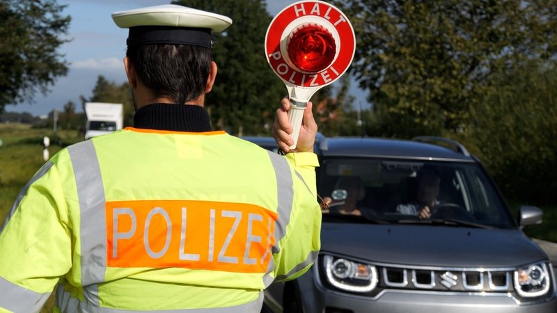 16.09.24: Beamte der Bundespolizei kontrollieren Fahrzeuge an der deutsch-dänischen Grenze. | Bild: pa/dpa/Jörn Hüneke 16.09.24: Beamte der Bundespolizei kontrollieren Fahrzeuge an der deutsch-dänischen Grenze.