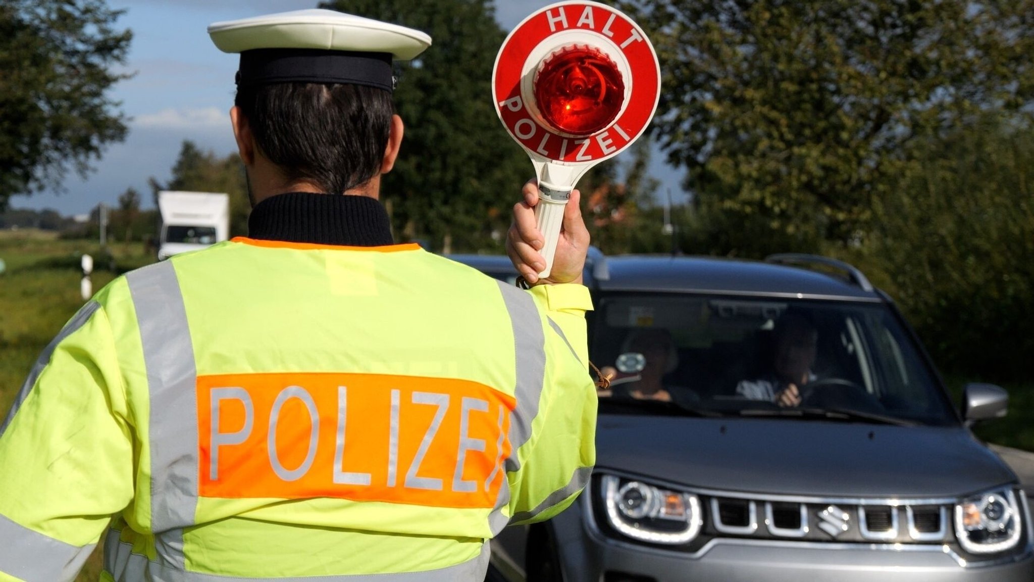 16.09.24: Beamte der Bundespolizei kontrollieren Fahrzeuge an der deutsch-dänischen Grenze.