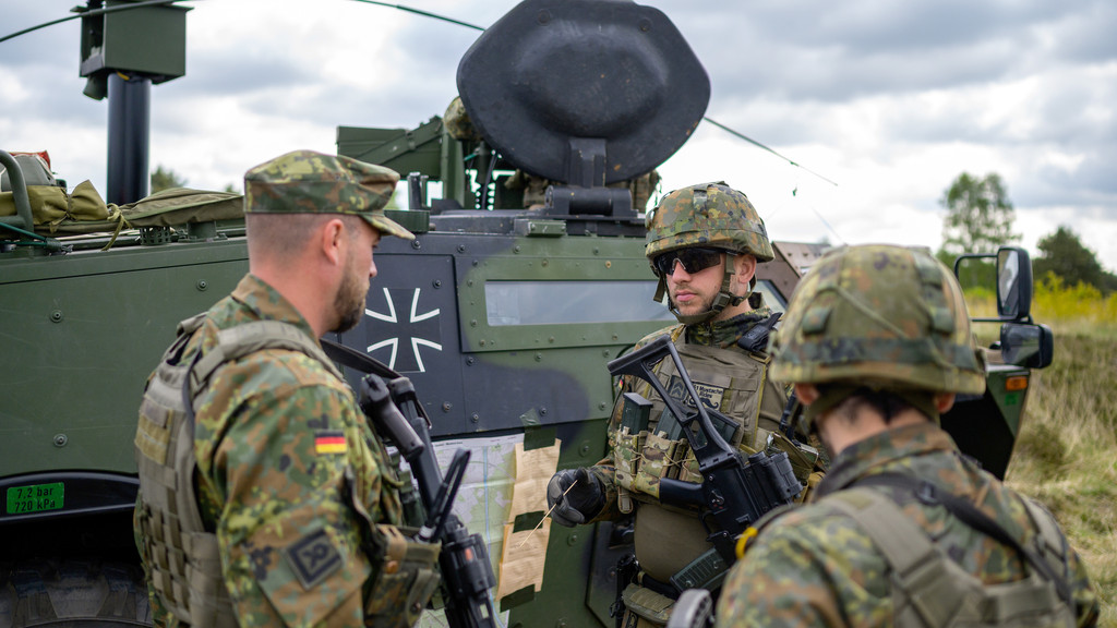 Bundeswehr-Soldaten auf einem Übungsplatz
