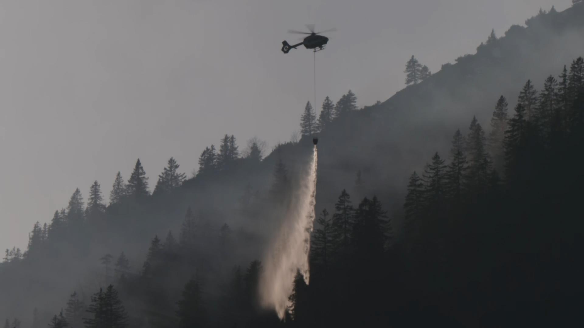 In Oberbayern ist oberhalb von Bayrischzell offenbar ein Bergfeuer außer Kontrolle geraten.