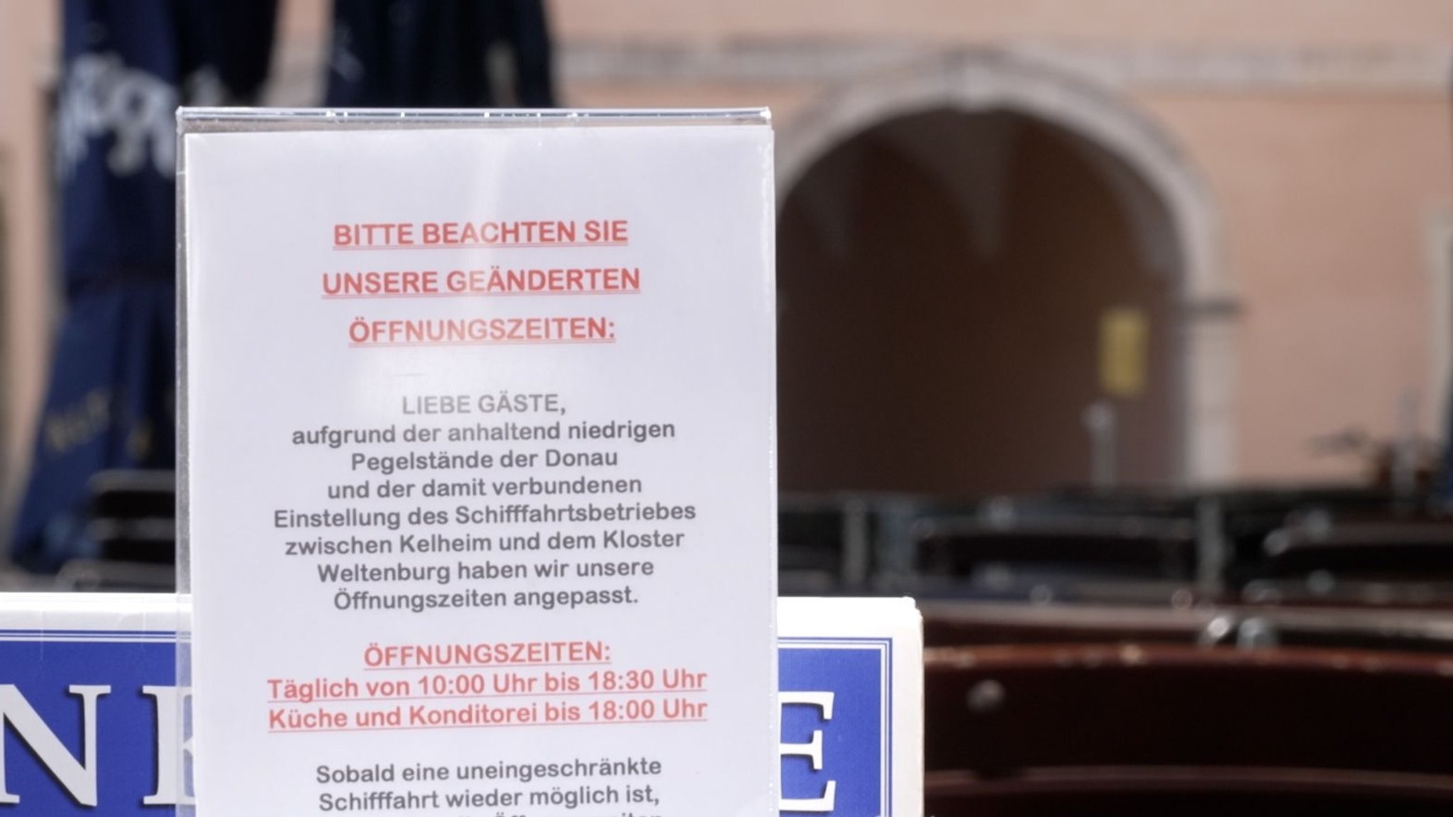 Aushang zu eingeschränkten Öffnungszeiten der Klosterschenke Weltenburg. | Bild: BR/Simon Sonner Aushang zu eingeschränkten Öffnungszeiten der Klosterschenke Weltenburg.