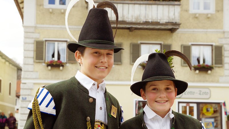 12.000 Gebirgsschützen gibt es heute in Bayern. Zwei der Jüngsten sind der 13-jährige Seppl Hinterholzer und der 12-jährige Andreas Haltmaier, beide von der Gebirgsschützenkompanie Waakirchen.
