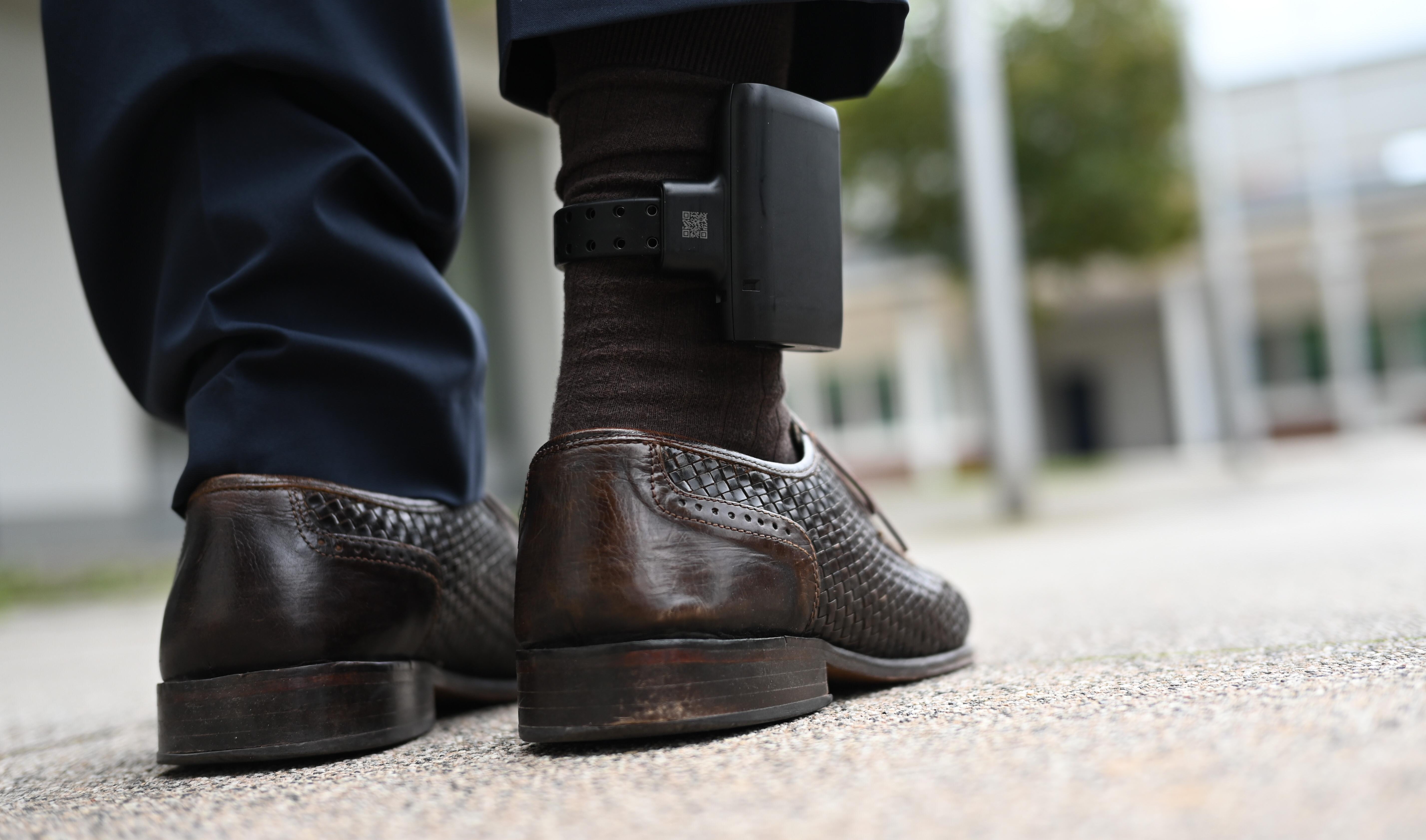 Gesetzentwurf: Fußfessel soll Opfer vor häuslicher Gewalt schützen 