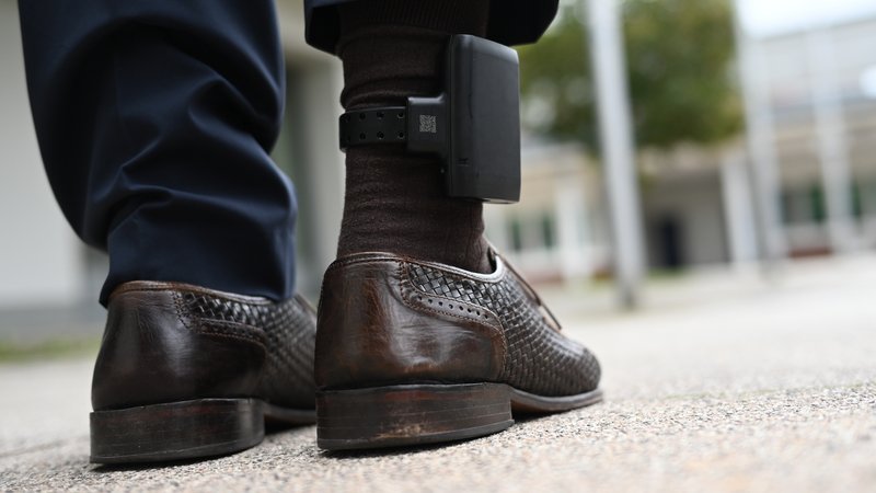 Gesetzentwurf: Fußfessel soll Opfer vor häuslicher Gewalt schützen | Bild: dpa-Bildfunk/Arne Dedert Gesetzentwurf: Fußfessel soll Opfer vor häuslicher Gewalt schützen