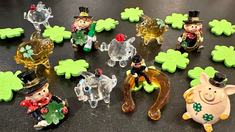 (Symbolbild) Ein Sammelsurium an Glücksbringern liegt auf einer Tischplatte | Bild: BR/Nicole Remann (Symbolbild) Ein Sammelsurium an Glücksbringern liegt auf einer Tischplatte