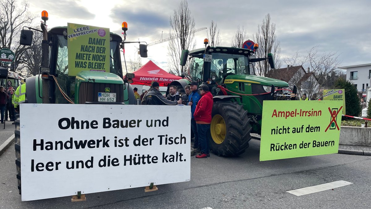 Landwirte protestieren im Vorfeld des politischen Aschermittwochs der Grünen vor der Stadthalle in Biberach.