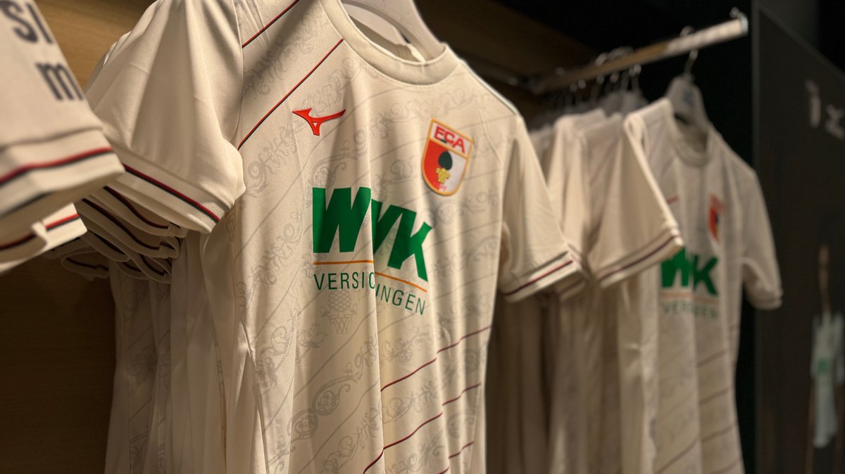 Das neue Heimtrikot des FC Augsburg. Die dezente weiße Farbe soll an die Augsburger Stadtgeschichte zur Zeit der Renaissance erinnern.