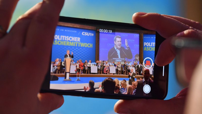 Markus Söder, CSU-Vorsitzender und Ministerpräsident aus Bayern, spricht beim Politischen Aschermittwoch der CSU - gefilmt von einem Smartphone.