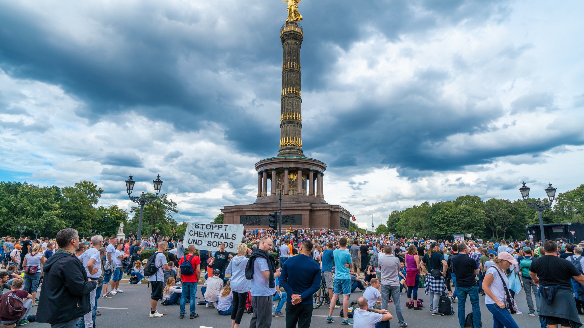 Berlin, Impression von der Anti-Corona Großdemo, die erneut von der Bewegung "Querdenken 711" aus Stuttgart angemeldet wurde. Nachdem der Berliner Senat die Demonstration verboten hatte, haben das Berliner Verwaltungsgericht und in weiterer Instanz das Oberverwaltungsgericht Berlin-Brandenburg diese Demo genehmigt. Zur Kundgebung wurde unter dem Motto "Sturm auf Berlin" und mit dem Hashtag #Berlin2908 aufgerufen. Gekommen sind erneut Demonstranten aus den unterschiedlichsten Lagern, die meisten ohne Mund- / Nasenschutz unterwegs waren. Dabei auch wieder Rechte, Reichsbürger, Impfgegner und Sonstige