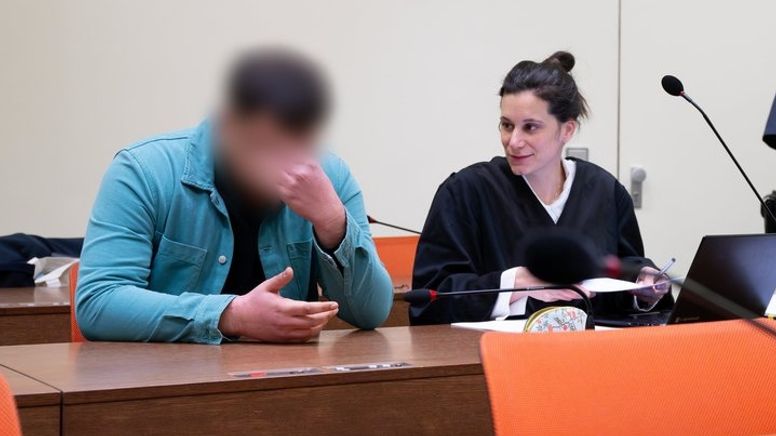 Der Angeklagte und seine Anwältin vor Gericht | Bild:dpa-bildfunk/Sven Hoppe