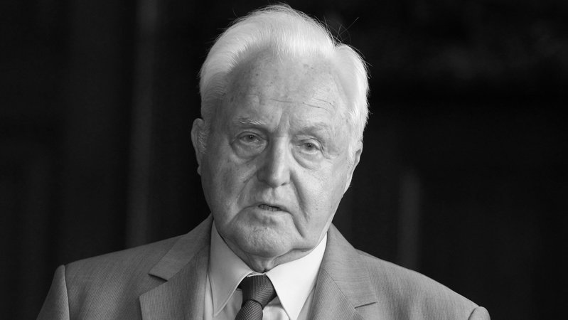 Der ehemalige Bundesbauminister Oscar Schneider (CSU) starb im Alter von 97 Jahren. | Bild: picture alliance/dpa | Daniel Karmann Der ehemalige Bundesbauminister Oscar Schneider (CSU) starb im Alter von 97 Jahren.