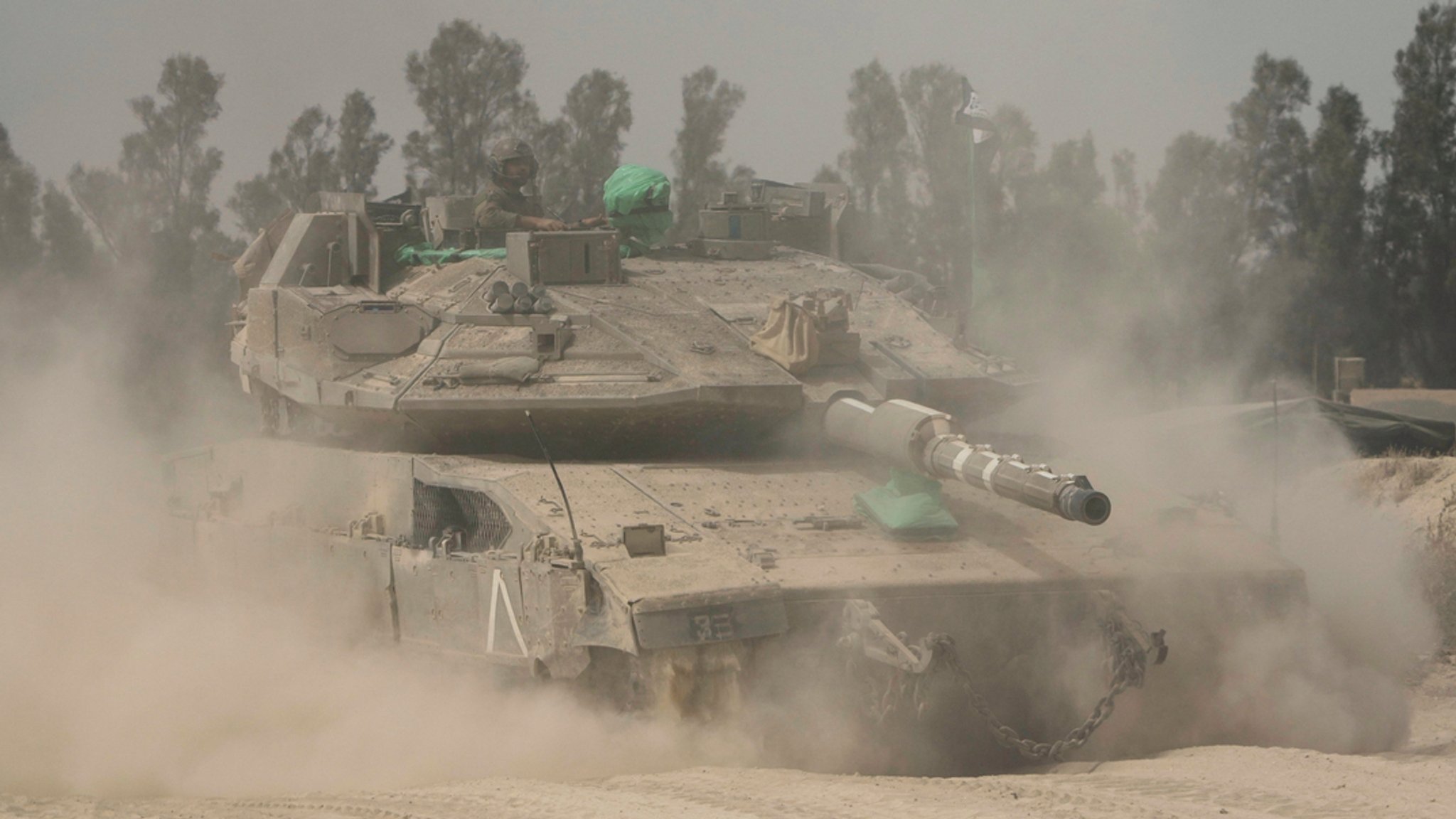 18.05.2025, Israel, Israel-Gaza-Grenze: Israelische Panzer sind in der Nähe der Grenze zum Gazastreifen, im Süden Israels, im Einsatz. 