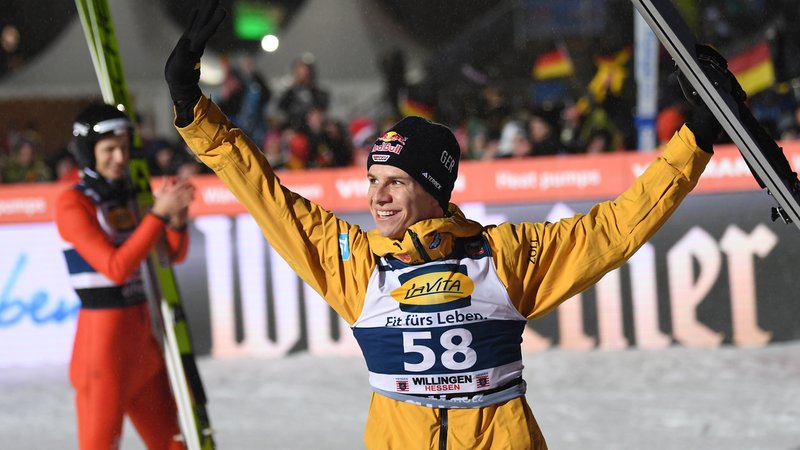 Skispringer Andreas Wellinger nach seinem Weltcupsieg in Willingen