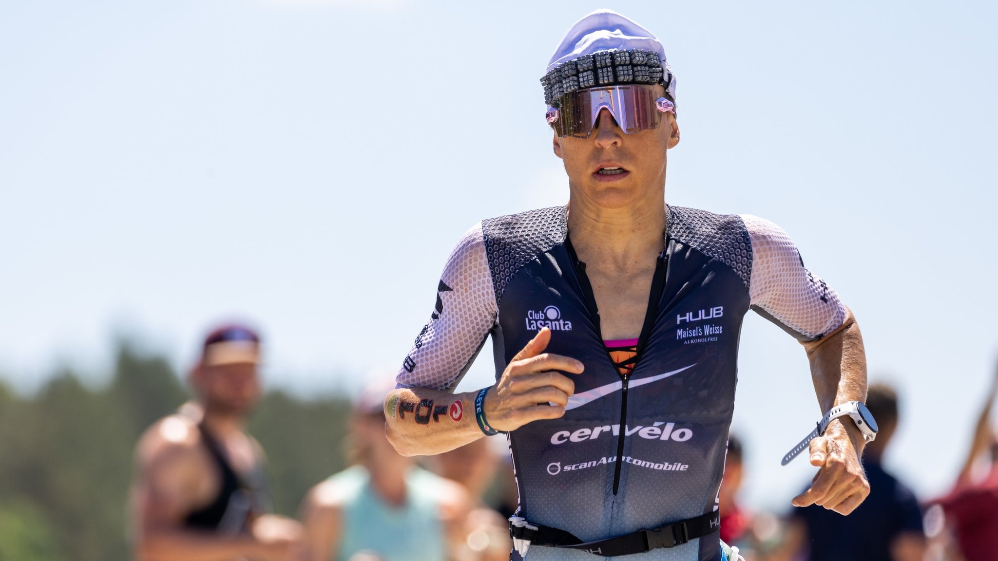 ARCHIV - 03.07.2022, Bayern, Hilpoltstein: Die deutsche Triathletin Anne Haug während des Laufens beim Datev Challenge Roth. Bei der 20. Auflage des Triathlons müssen die Teilnehmer 3,8 km schwimmen, 180 km mit dem Rad absolvieren und 42,2 km laufen. Am Samstag gewann sie die Challenge Gran Canaria. (zu dpa: «Triathlon: Anne Haug gewinnt souverän auf Gran Canaria - Lange Fünfter») Foto: Daniel Karmann/dpa +++ dpa-Bildfunk +++